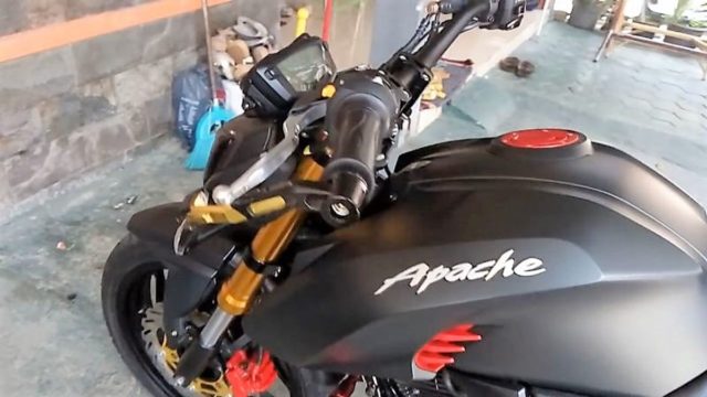Apache 200 4V Tank Cover style